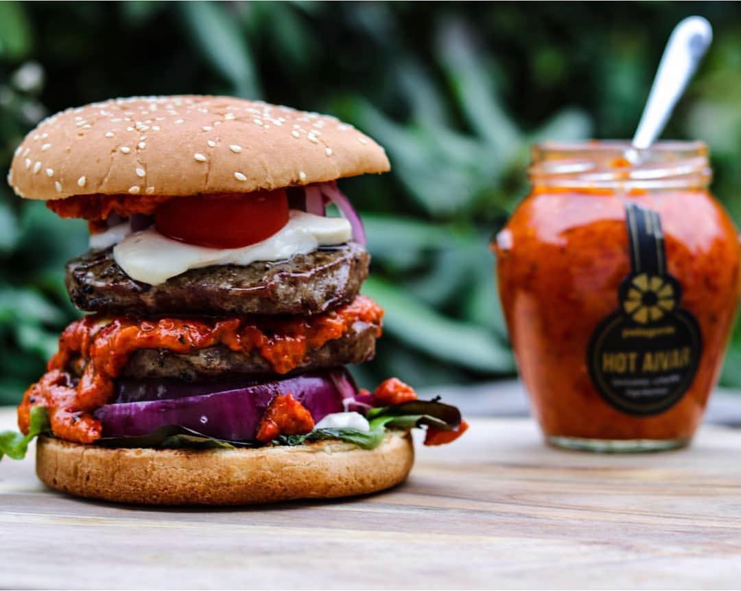 Spice up your burger with Pelagonia Hot Aivar. 🔥