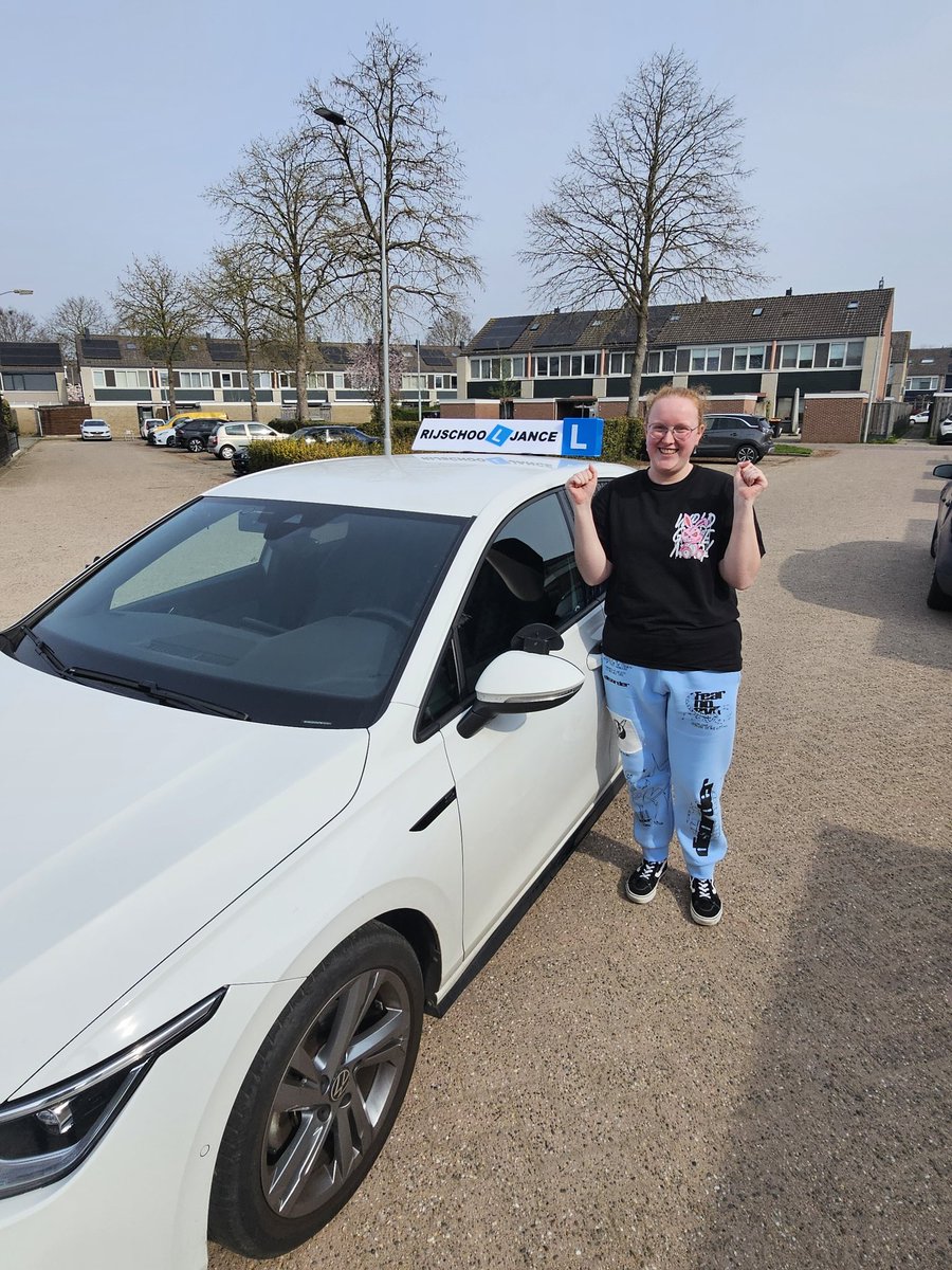 RijschoolJance's tweet photo. Gefeliciteerd Chantal Veenhof. In één keer geslaagd voor je autorijbewijs. En hoe? Rondje Beneden Leeuwen en Wamel. Dus 2 keer snelweg. 2x Tolbrug, en 2 keer turbo rotonde Beneden Leeuwen. Trots op jou. Nu lekker kilometers maken. https://t.co/d9f77AmnUM