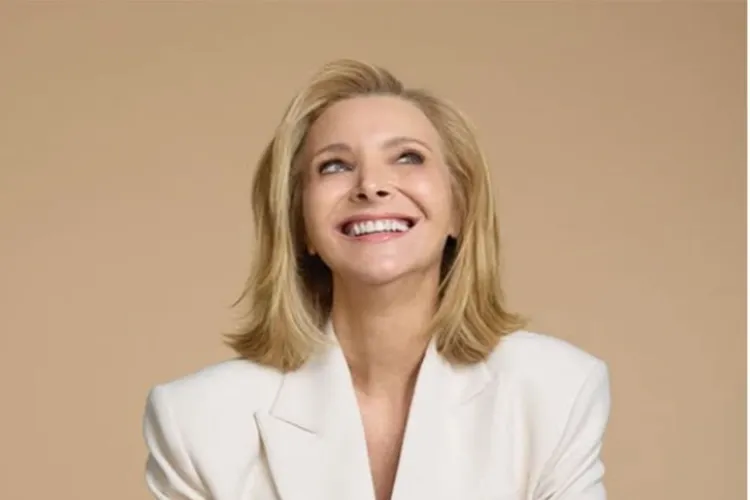 Dnn24Network's tweet image. As ’90s nostalgia makes a comeback, Lisa Kudrow offers a candid reality check on how the past is remembered.

Read the Full Article: awazthevoice.in/entertainment-… 

#LisaKudrow #Friends #90sNostalgia #Throwback #PopCulture #PhoebeBuffay #Hollywood #DNN24 @AwazThevoice