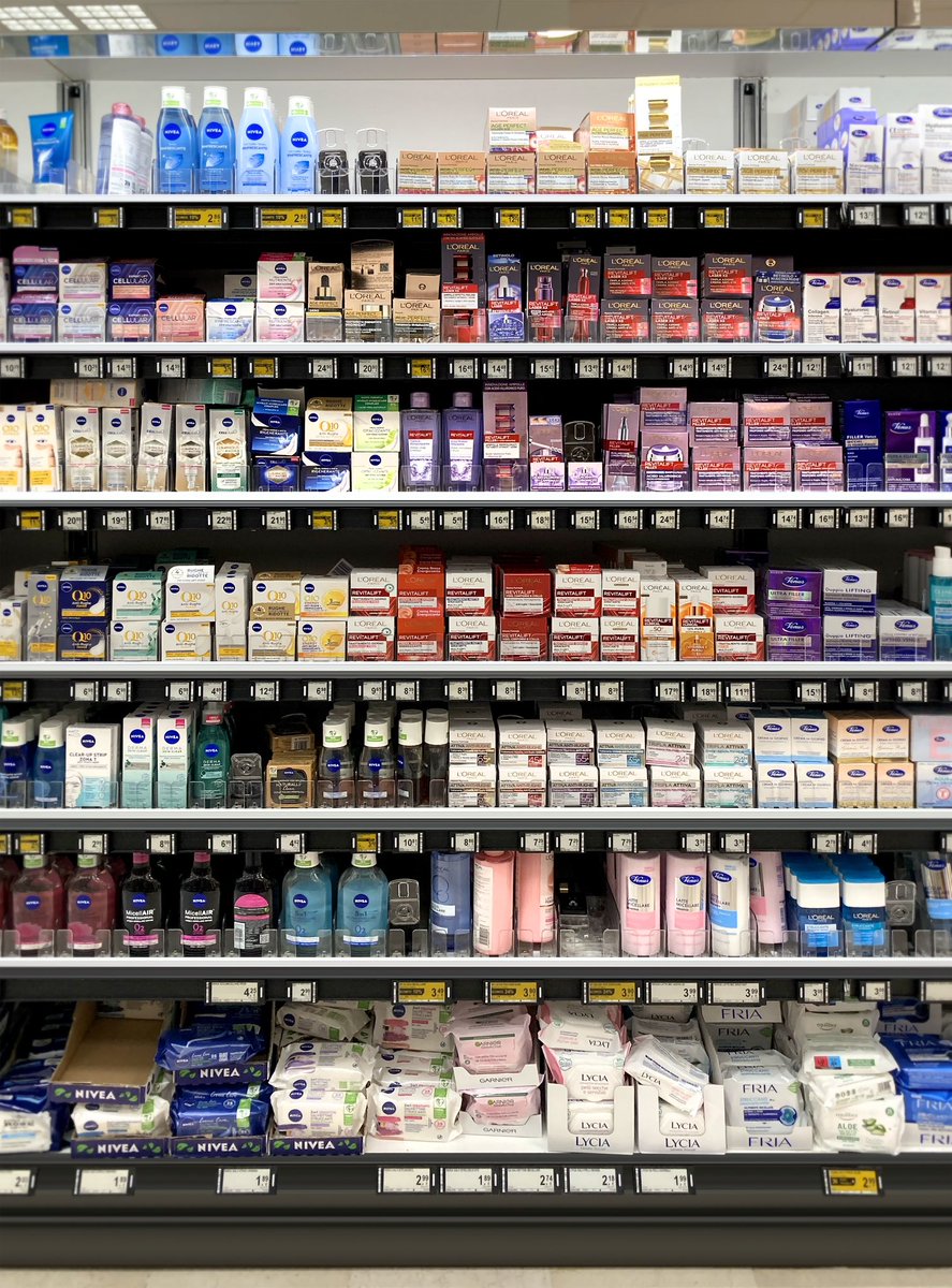 ReciklerkoCans's tweet image. Aqua micellare, face cream, Anti age and body care creams on shelf at supermarket.

stock.adobe.com/contributor/21…

#Aquamicellare #facecream #stockadobe #editorialphoto #grocerystore #supermarket #Antiage #bodycare #shelf