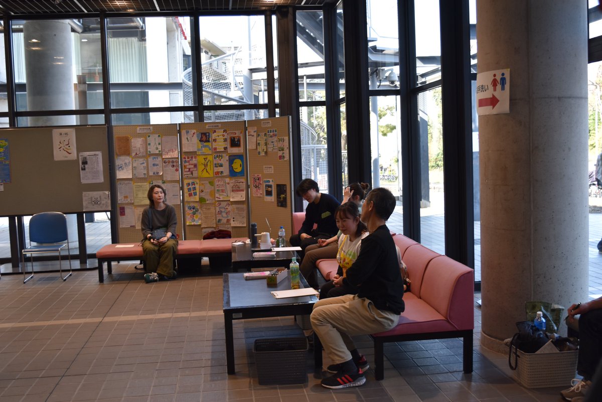 aihall_showcase's tweet photo. かまとと小町による
「誰でも未来のスターに！？自分のワンシーンを作ってみよう！」

かまとと小町で劇作・演出をされている講師の髙道屋沙姫さんレクチャーの元、4つの相槌のようなワードを軸に、参加者自身で関係性や状況を設定してもらい、短編のお芝居を創作していきました。

次のポストに続く https://t.co/pVqs6mlFbN