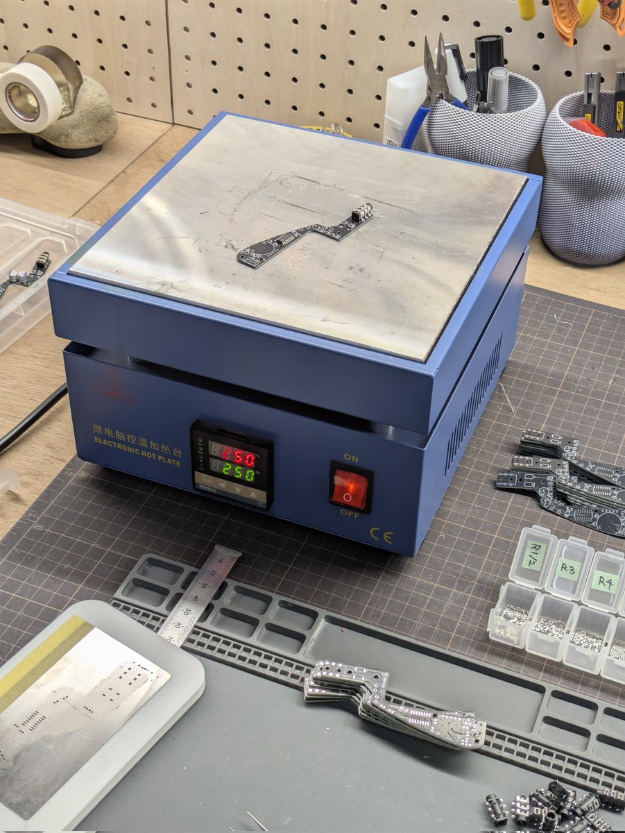 tnctrekit's tweet photo. 昼は店舗の床を削り、日が落ちたらポケットラジオの基板をリフロー。 https://t.co/AXHWEZgvUa