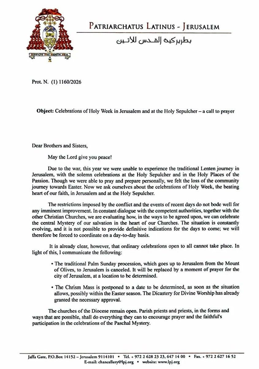 paracleto4's tweet photo. NOTIZIA CHE SCUOTE IL CUORE DI OGNI CRISTIANO!

Il Cardinale Pierbattista Pizzaballa, Patriarca Latino di Gerusalemme, ha appena comunicato:
La processione delle Palme dal Monte degli Ulivi è cancellata. La Messa Crismale è rinviata. Quest'anno non potremo celebrare insieme la Pasqua a Gerusalemme.

A causa della guerra.

Al Santo Sepolcro. Nel luogo dove Cristo è morto e risorto. Proprio lì.

Il Patriarca scrive con parole che bruciano: "È una ferita che si aggiunge a tante altre inferte dal conflitto. Ma non dobbiamo lasciarci scoraggiare."

E poi questa certezza che nessuna guerra può spegnere: "Il sepolcro vuoto è il sigillo della vittoria della vita sull'odio, della misericordia sul peccato."

Il Cardinale ci invita tutti i cristiani di ogni rito, di ogni nazione a pregare il Rosario sabato 28 marzo per la pace.

Uniamoci. Da ogni angolo del mondo. In ginocchio. 🙏

"Pray always and do not lose heart" (Lc 18,1).