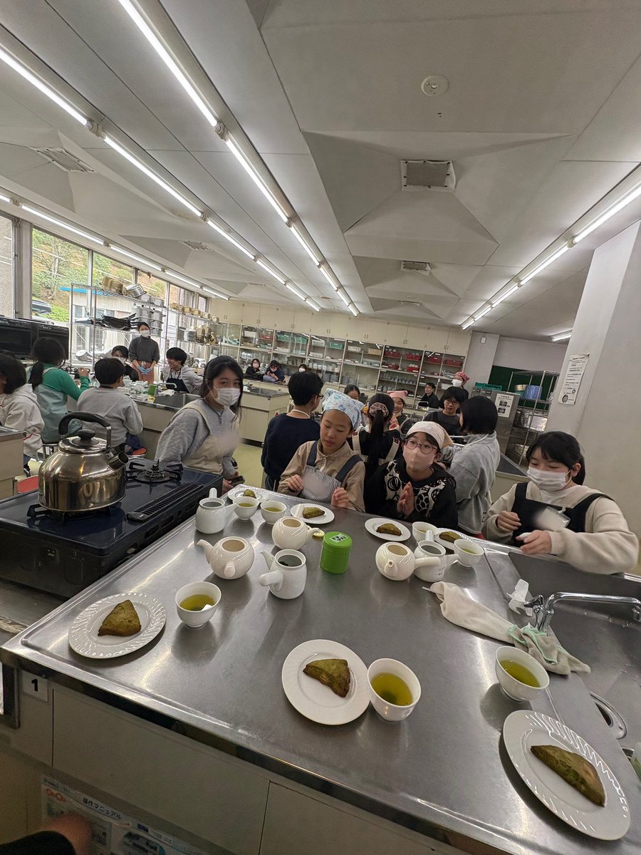 chammelier_stdt's tweet photo. 昨日、今年度最後の活動が行われました。
今回は講師の方に教えて貰いながら「抹茶とホワイトチョコのスコーン」をみんなでつくりました。
どの班も美味しそうでしたね！
その後、スクール茶ムリエマスターの卒業式を行い、今年度卒業する2名のを後輩たちみんなでお見送りしました！ https://t.co/0uxXY8LPKO