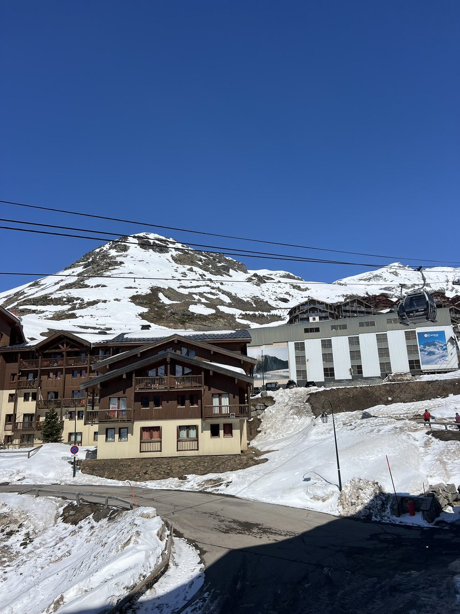 Desde la ventana de mi depto en Francia, escuchándolos, vos te vas de Argentina pero Argentina no se va d vos, me había olvidado que existía esa canción de Belinda ! Jaja saludos  acá no es feriado pero hoy no trabajo!! #FMLUZU TREMENDOS TEMONES HOY 🙏🏻🙏🏻🙏🏻