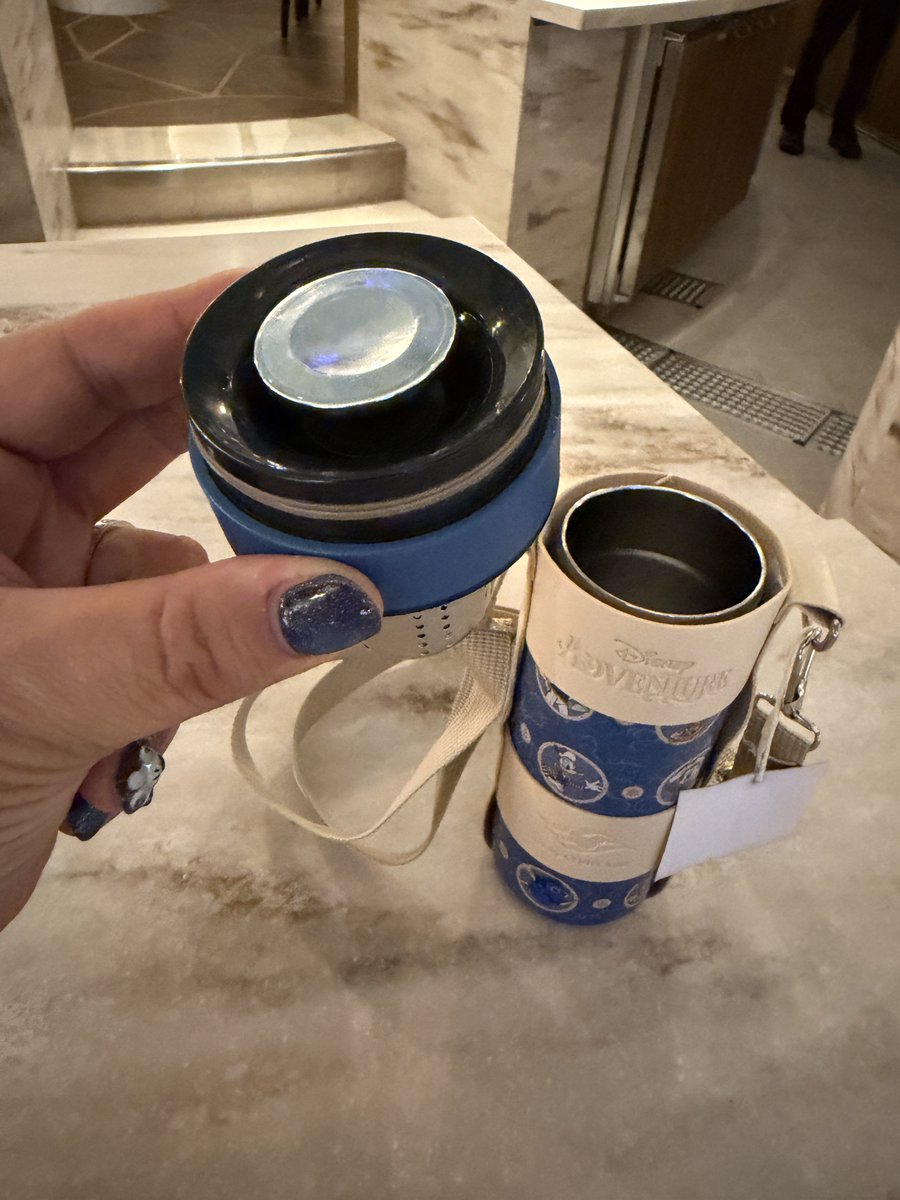 ラウンジで可愛い水筒発見💡 これすごい！お茶っ葉も対応です🫖 一杯分