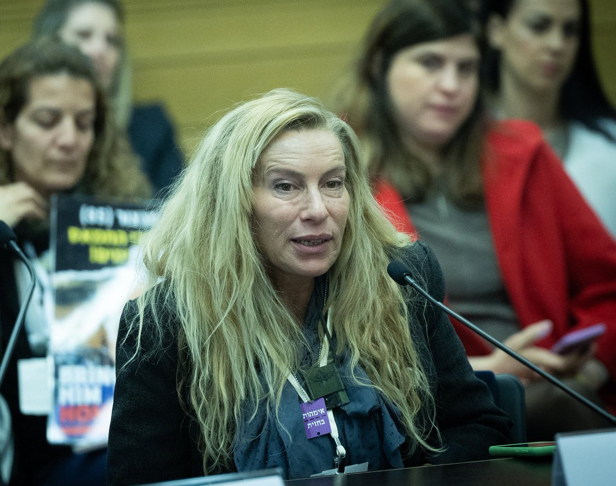 "בדרך לתקומה" | תעצומות נפש מדהימות של האם השכולה מול קמפיין ההחלשה 

גלית ולדמן, שבנה רס"ן אריאל בן משה, נהרג ב־7 באוקטובר בקרב גבורה, לפתחי וזמרי בעם: "אני מדברת איתכם מקו העימות בצפון הארץ, אנחנו בדרך לתקומה. אין לי שום ביקורת. הבן שלי רב סרן בצנחנים עולה ללבנון עכשיו, בן אחר