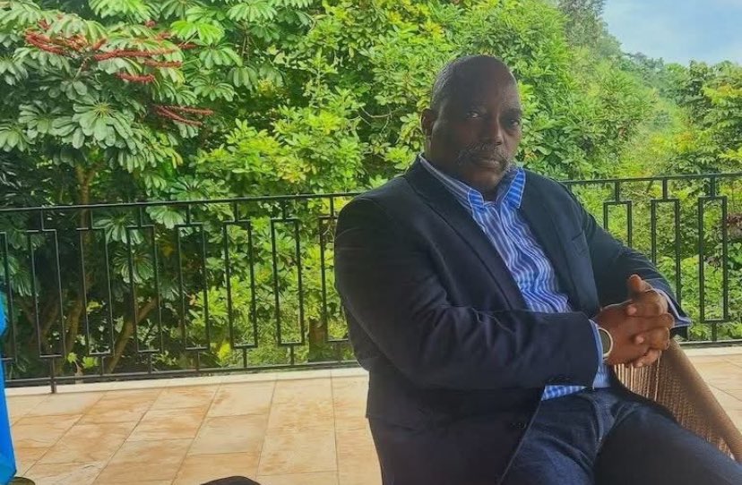 L’interview de Joseph Kabila révèle une chose :
au Congo, le pouvoir est un cercle fermé où chacun accuse l’autre.
Mais la crise est plus profonde.
Ce n’est pas une guerre d’hommes,
c’est l’échec d’une classe politique entière.