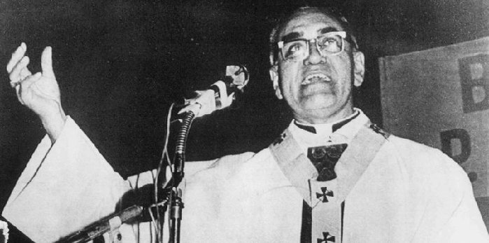 23/03/1980. Después de la segunda bomba que destruyó la radio YSAX, se reinició su funcionamiento y transmitió la última homilía de Monseñor Romero. “En nombre de Dios, y en nombre de este sufrido pueblo... les suplico, les ruego, les ordeno... ¡Cese la represión!