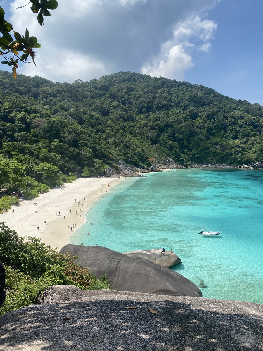 Dekchaikumkom's tweet photo. หมู่เกาะสิมิลันคือสวรรค์ของทะเลไทย สวยเกินเรื่องมาก น้ำใสเหมือนเปิดฟิลเตอร์ หาดขาวเนียนนุ่มเท้าสุด วิวโขดหินอลังการ ดำน้ำคือเหมือนอยู่อีกโลก ปลาเยอะจนตาลาย บรรยากาศดีจนไม่อยากกลับ เหมาะกับการหนีความวุ่นวายไปชาร์จใจสุดๆ 🌊🏝️✨ https://t.co/F2IO7ihHBt