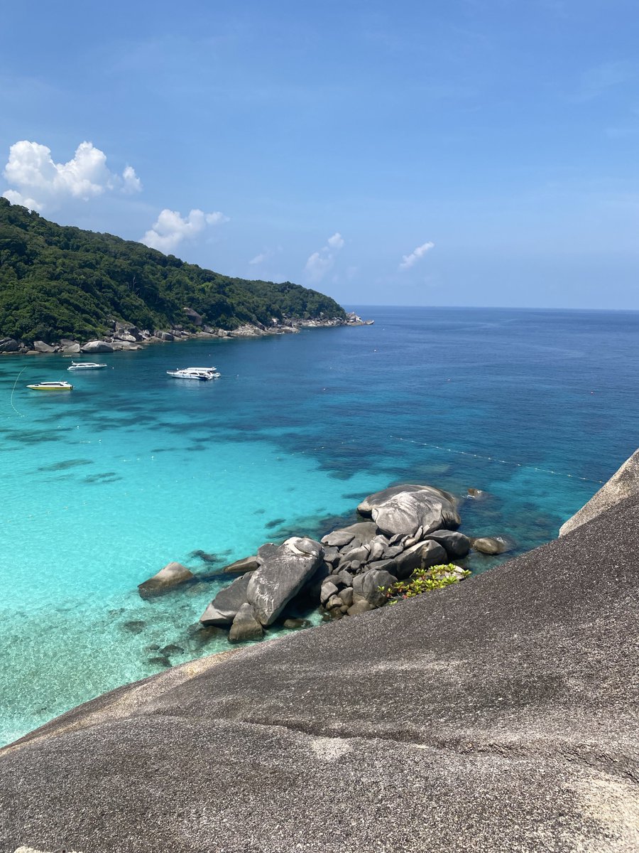 Dekchaikumkom's tweet photo. หมู่เกาะสิมิลันคือสวรรค์ของทะเลไทย สวยเกินเรื่องมาก น้ำใสเหมือนเปิดฟิลเตอร์ หาดขาวเนียนนุ่มเท้าสุด วิวโขดหินอลังการ ดำน้ำคือเหมือนอยู่อีกโลก ปลาเยอะจนตาลาย บรรยากาศดีจนไม่อยากกลับ เหมาะกับการหนีความวุ่นวายไปชาร์จใจสุดๆ 🌊🏝️✨ https://t.co/F2IO7ihHBt