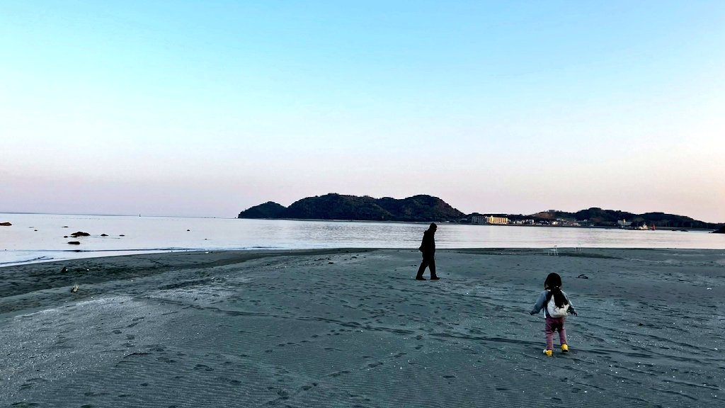 nn0to's tweet photo. 砂浜に椅子があったので座った https://t.co/H7uwo5MzZB