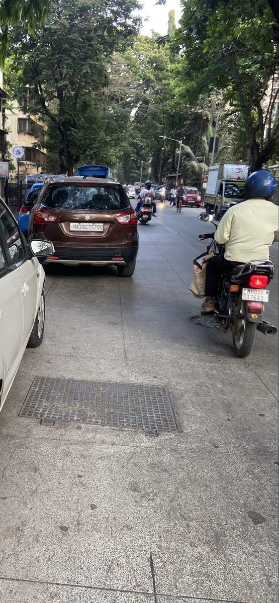 jigie's tweet photo. Parked car almost covering half of the road @MTPHereToHelp 7 bungalows andheri west https://t.co/Iw6SRKhczm