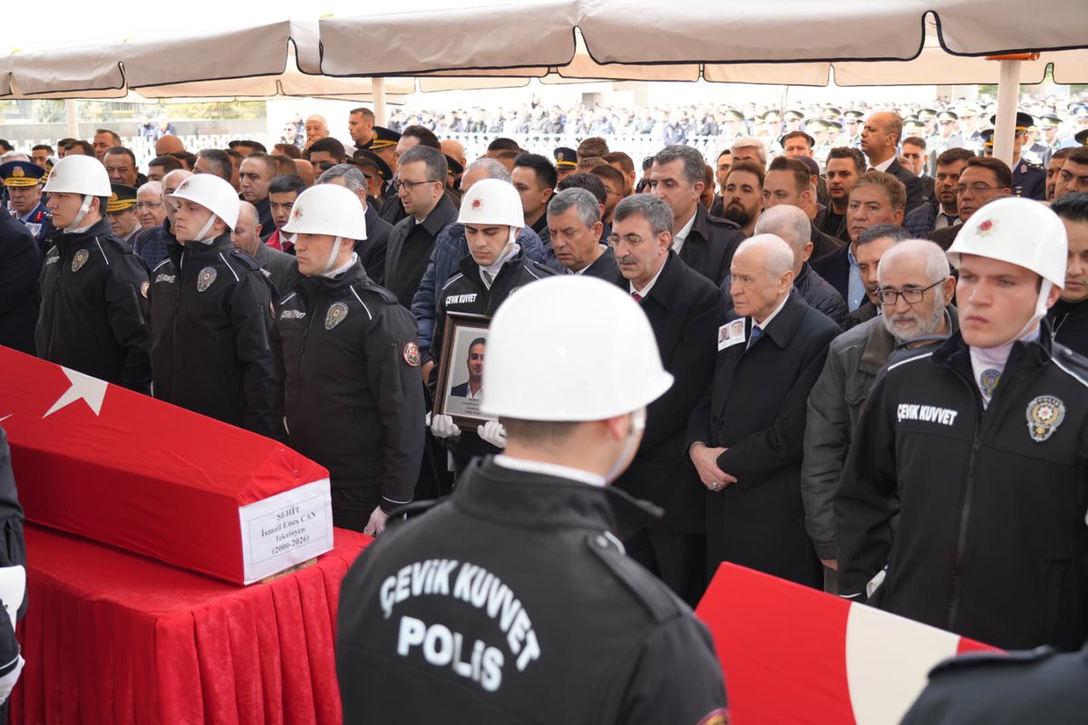 Liderimiz Sayın Devlet BAHÇELİ, Katar'daki helikopter kazasında şehit olan Aselsan Teknisyenleri Süleyman Cemre Kahraman ve İsmail Enes Can'ın Ahmet Hamdi Akseki Camii'ndeki cenaze törenine katıldı.