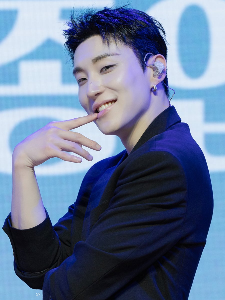 etoo11's tweet photo. 260314 Hold up 1부

@jongup_official 
#문종업 #MoonJongUp 
#文鐘業 #ムンジョンオプ https://t.co/E7EsBJSPXd