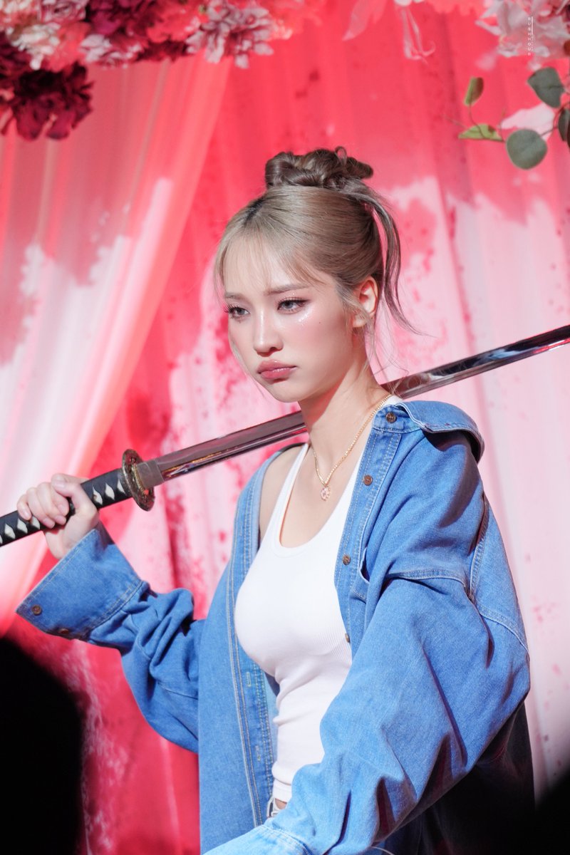 L e n s R T tweet media