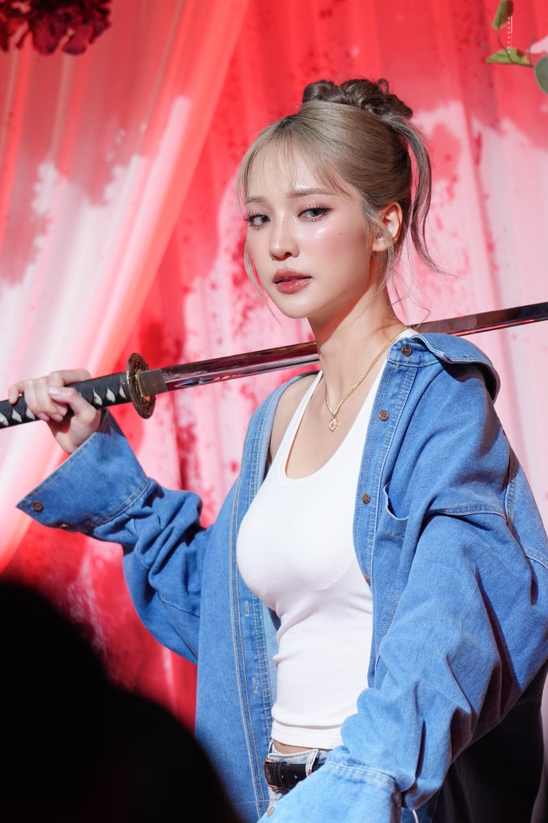 L e n s R T tweet media