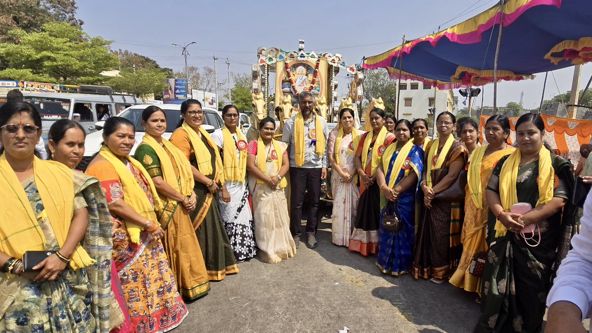 raviboseraju's tweet photo. ಇಂದು ರಾಯಚೂರಿನಲ್ಲಿ ನಡೆದ ಆದ್ಯ ವಚನಕಾರ, ವಿಶ್ವಮಾನ್ಯ ಶರಣ ಶ್ರೀ ದೇವರ ದಾಸಿಮಯ್ಯ ಅವರ ಜಯಂತಿಯಲ್ಲಿ ಪಾಲ್ಗೊಳ್ಳಲಾಯಿತು.
ಈ ಸಂದರ್ಭದಲ್ಲಿ OBC ಮುಖಂಡರು ಹಾಗೂ ಇನ್ನಿತರ ನಾಯಕರು, ಕಾರ್ಯಕರ್ತರು ಹಾಜರಿದ್ದರು.
#DevaraDasimaiah #Raichur https://t.co/b7YOY20LpM
