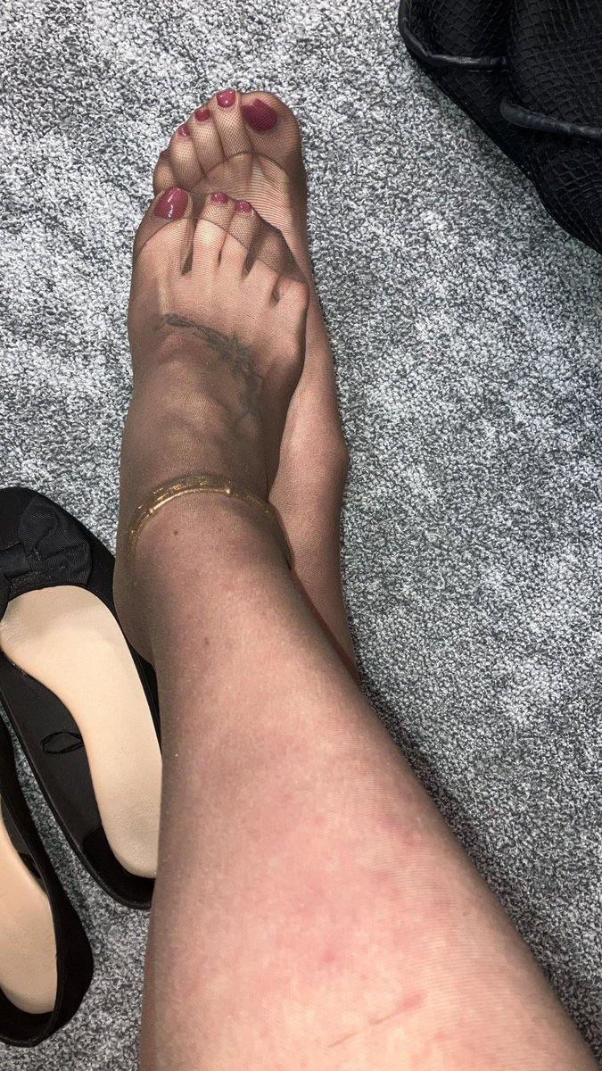 the_lady_nylons's tweet image. Work is sooooo slow today ❤️❤️❤️❤️❤️

#nylonfeet
#nylons
#workwear