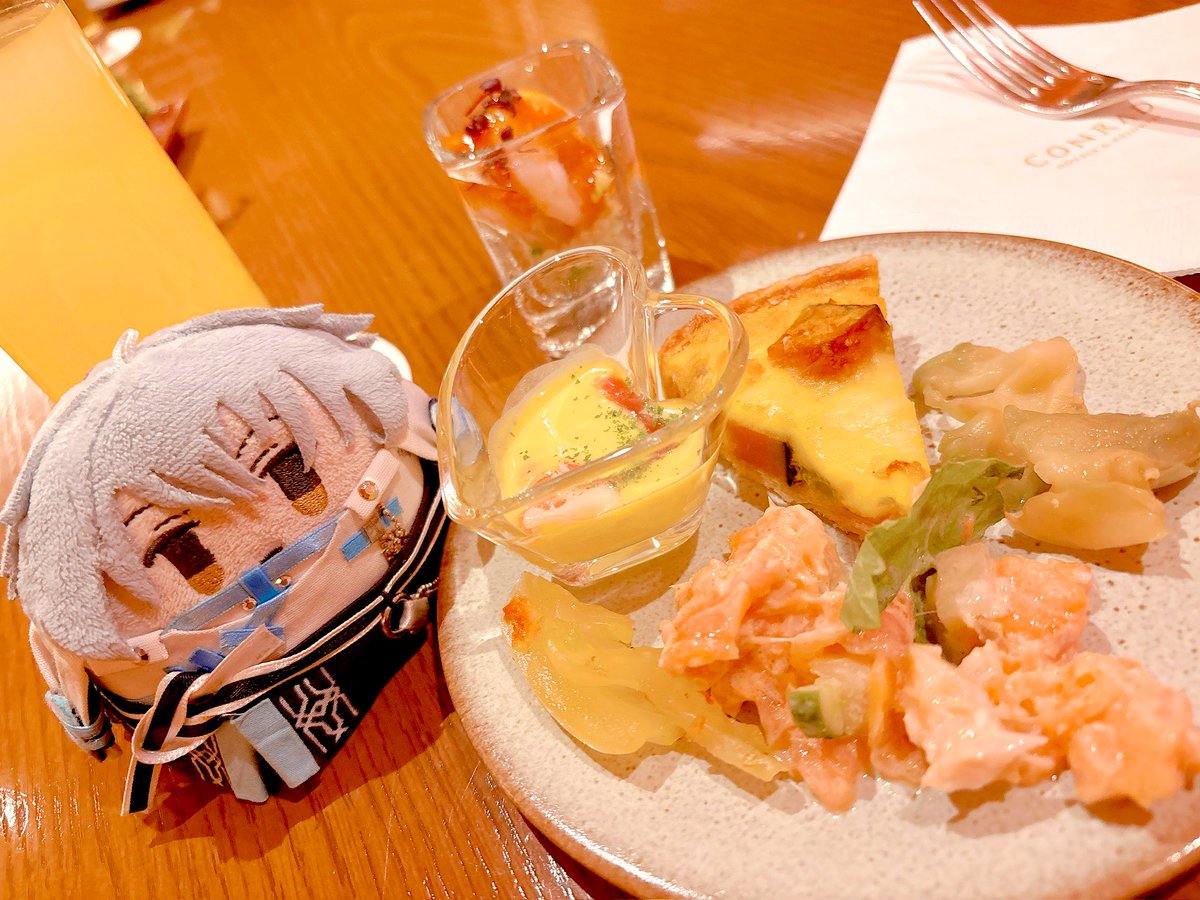 春コミの後はコンラッド東京2連泊でした！もちろん宿泊特典で。連休だし2泊で25万くらいのお部屋がタダ✌️さらに💎のアップグレードで浜離宮が見渡せる素敵なお部屋にしてもらえた♡ヒルトン系の中でダントツでスタッフさんの笑顔が素晴らしかった✨