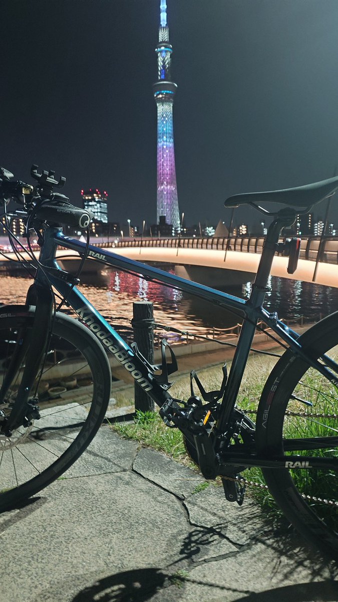 nmakita's tweet photo. トイレの電球が切れた！！
ので晩飯後にアキヨドへ

帰りは堀切経由で桜橋へ、誰もいなかったからスカいツリーと

#クロスバイク
#Khodaabloom
#RailDiscEX

https://t.co/wxieWLS9EM https://t.co/bjaanXOi2T