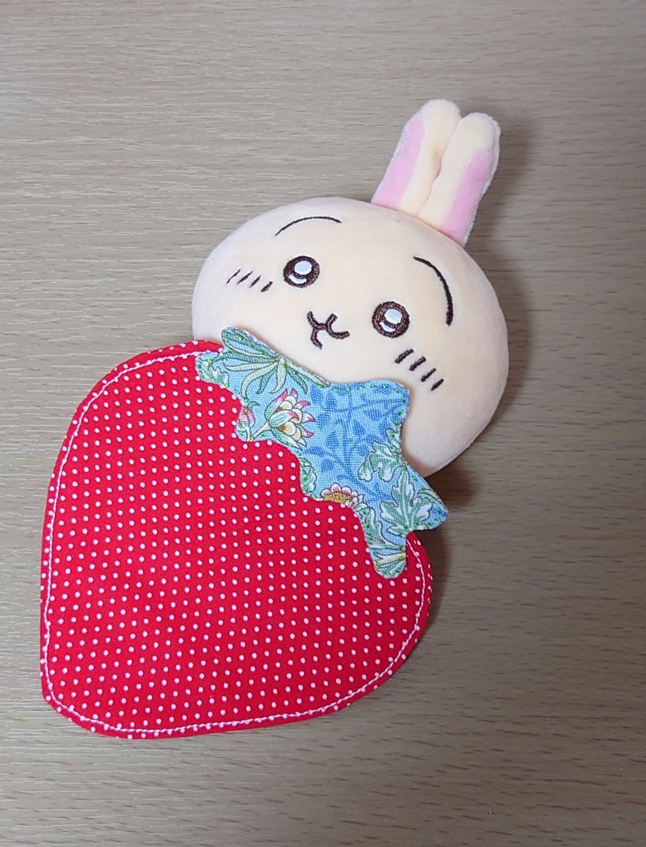 m_shishuu's tweet photo. 雑貨屋で見つけた苺のコースターがかわいくて欲しかったけど、ちょっと高かったから自分で作ってみた🙂
持ってる布でできそう！と思って急いで作ったら接着芯入れて厚みを出すの忘れてペラペラ🙃笑
ぬいの掛け布団にはちょうど良いかな…🐰笑　また作ろ🍓
#いちご #ハンドメイド #コースター https://t.co/vbMezxUVxe