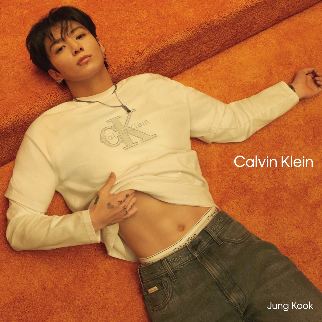 CalvinKlein's tweet photo. S26 시즌, 스타일을 완성할 가장 감각적인 데님룩