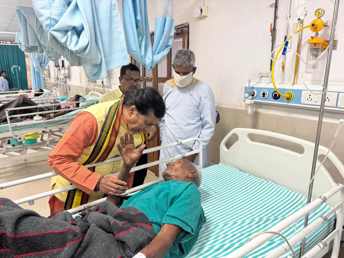 PradeepPatelBJP's tweet photo. आज JK Hospital, भोपाल पहुंचकर मऊगंज क्षेत्र से भर्ती मरीजों से मुलाकात कर उनका हालचाल जाना तथा उनके स्वास्थ्य की विस्तृत जानकारी ली। इस दौरान चिकित्सकों से उपचार की स्थिति पर चर्चा करते हुए मरीजों को हर संभव सहायता का आश्वासन दिया। https://t.co/onREFzONVf