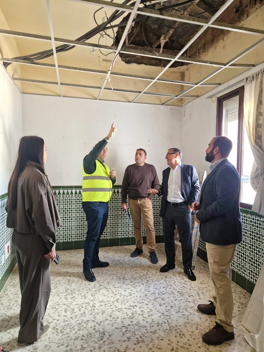 educacionmlg's tweet photo. El DT de @EducaAnd, @Miguel_Briones_, se ha reunido en #Parauta con los ayuntamientos del #AltoGenal para estudiar las necesidades educativas de la zona. También ha supervisado las obras en el CPR Alto Genal, por valor de 53.000 €, para reparar los daños del temporal de febrero. https://t.co/Xr4pnBGfIQ