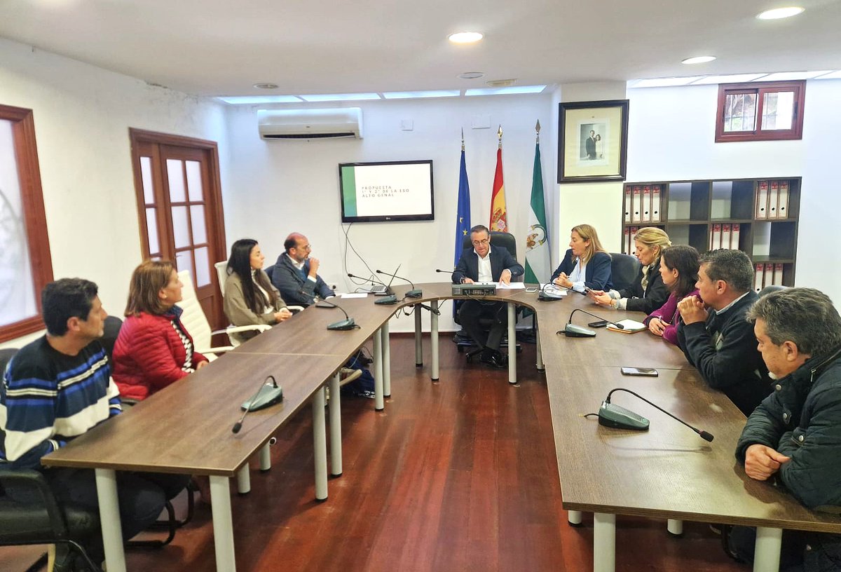 educacionmlg's tweet photo. El DT de @EducaAnd, @Miguel_Briones_, se ha reunido en #Parauta con los ayuntamientos del #AltoGenal para estudiar las necesidades educativas de la zona. También ha supervisado las obras en el CPR Alto Genal, por valor de 53.000 €, para reparar los daños del temporal de febrero. https://t.co/Xr4pnBGfIQ