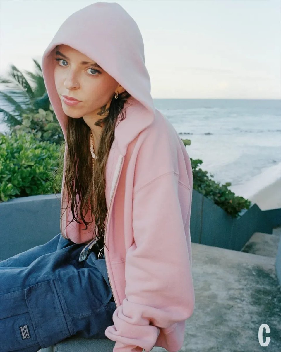 "No me importa si eres famoso o no, si tienes redes sociales o no, dinero o no. Me importa un carajo nada de eso. Eso no es lo que voy a ver cuando me despierte y tengamos una conversación profunda entre nosotros. "
-Young Miko para Cosmopolitan