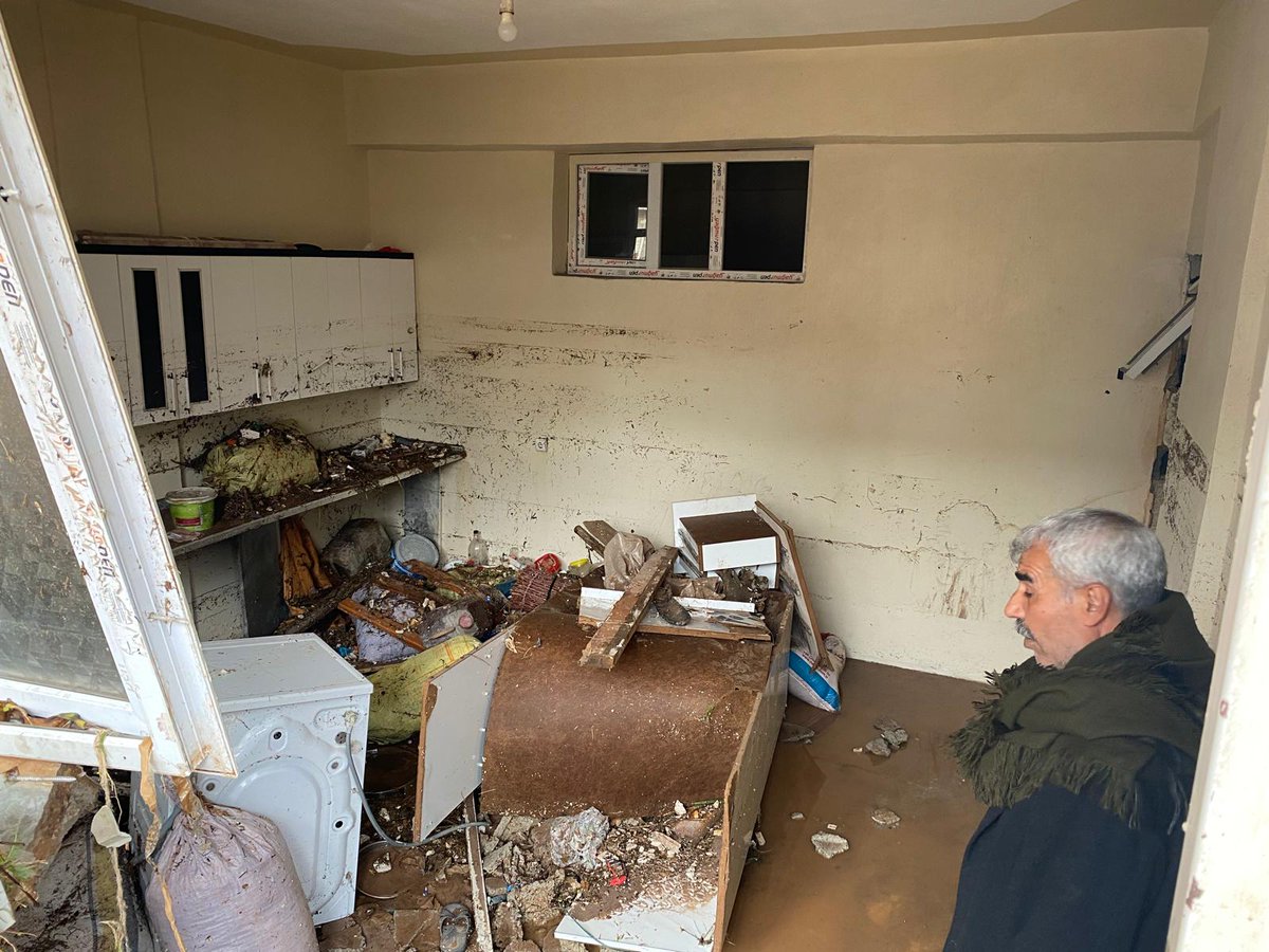 Tvolaycom's tweet image. Şanlıurfa’da sel mağduru ailenin yürek burkan dramı tvolay.com/sanliurfada-se… 
#altın #kaza #Fiziki #Trumpİran #brent #RamazanHoca #ZuhalKalaycıoğlu #Sondakika #tvolaycom #Urfa #Urfahaber #Şanlıurfa #Yol @RTErdogan @mustafaciftcitr @hasansildak