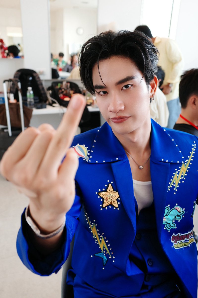 ในโซเชียลฉันเป็นทุกอย่างที่ไม่ใช่ศิลปิน. tweet media