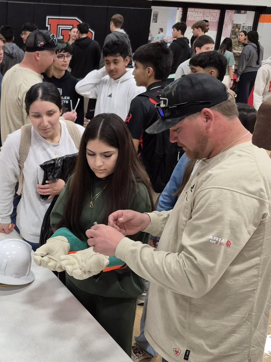 TNMP's tweet image. Our Pilot Point crew was proud to represent TNMP at the Pilot Point College and Career Fair. We loved talking with students from the Pilot Point area about the many paths and possibilities in the energy industry.
 #CareerFair #EnergyIndustry #CommunityEngagement