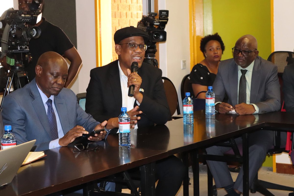 Dumelang Saleshando tweet media