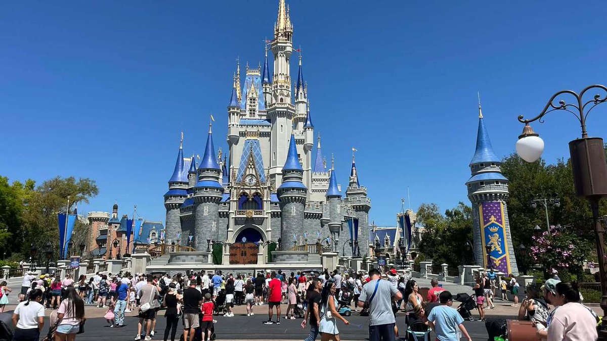 4chipandcompany's tweet image. Cinderella Castle Turrets are starting to get painted that deep blue color, which I think looks really nice.