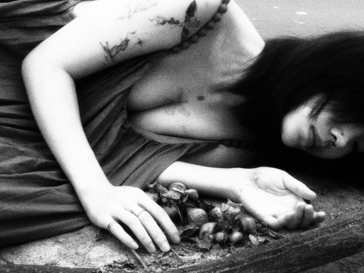 她在時間門外 tweet media