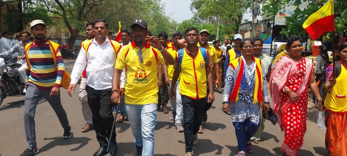 shivanandyadah4's tweet photo. ಇಂದು ಬಾಗಲಕೋಟ-24 ಮತಕ್ಷೇತ್ರದಲ್ಲಿ ಕೆ ಆರ್ ಎಸ್ ಪಕ್ಷದ ಅಭ್ಯರ್ಥಿಯಾಗಿ ನಾಗರಾಜ ಕಲ್ಕುಟಗರ ಅವರ ನಾಮಪತ್ರ ಸಲ್ಲಿಸಿ ನಗರದಲ್ಲಿ ಜನಜಾಗೃತಿಯನ್ನು ಮೂಡಿಸಲಾಯಿತು. 

#ಬಾಗಲಕೋಟ https://t.co/il3IRr7UGj