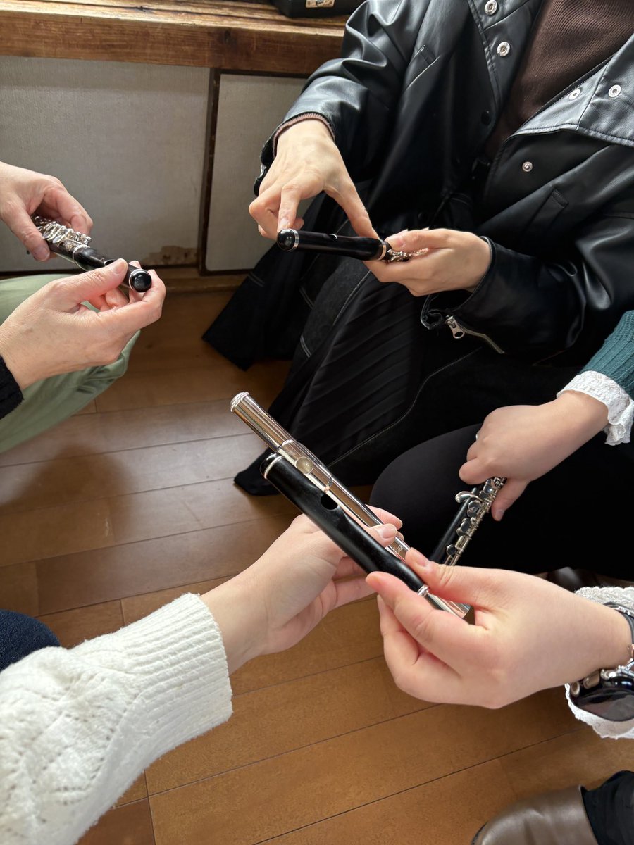昨日の練習は珍しく人数少なめ、かつ木管率が高かったですね🎼
鷲の舞うところ、威風堂々を合奏しました。どっちもめっちゃ楽しいな🕺
写真は練習前に突如「短いもの選手権(仮称)」が開催されたフルートパートです。ピッコロの頭部管ってメーカーによって長さ違うみたいΣ( ˙꒳​˙  )