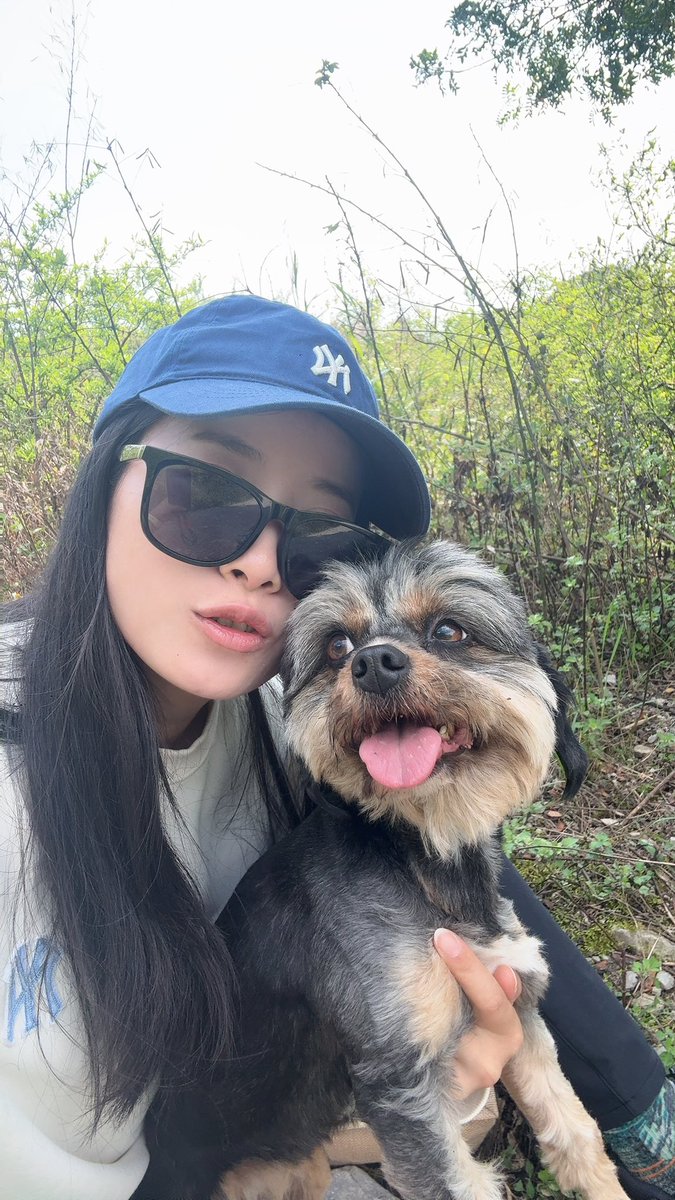 Amanda37660237's tweet photo. 今天去爬山了，没有找到特别好的拍照的位置。只有秋秋陪我爬山，爬到很高的位置，风特别大，当时已经感觉害怕了。
朋友说，她要做一个不为名利的采访类节目。那天和她聊过以后，我不知道她这样做的意义在哪里……普通人的意义在哪里？韭菜的意义是吃最少长最快。如果发生战争，连数字可能都算不上。 https://t.co/hq9cJ324FK