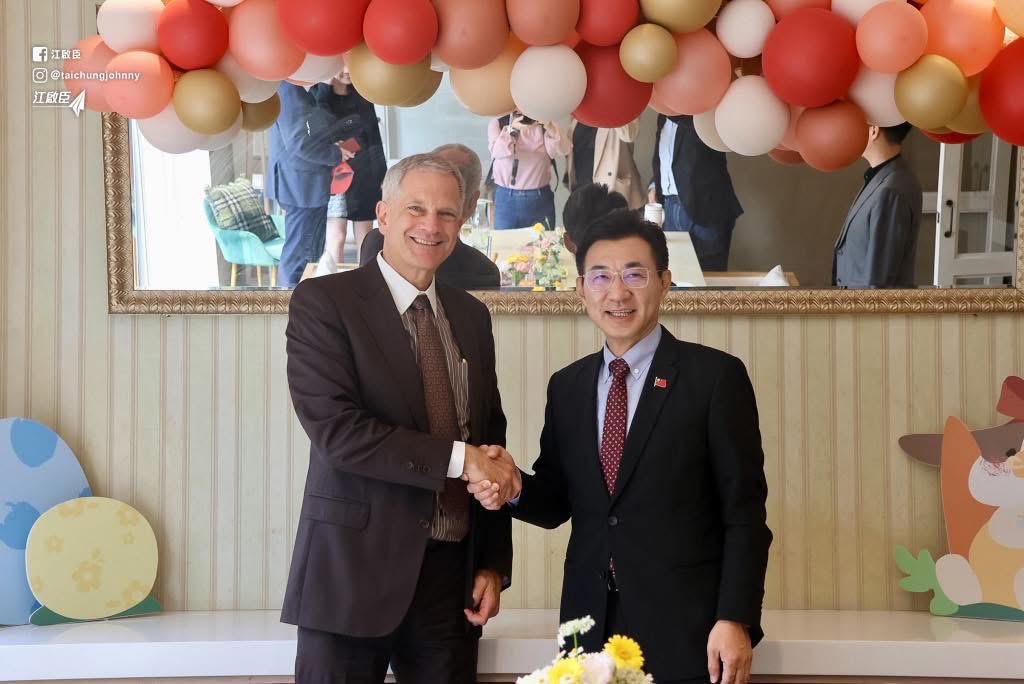 JohnnyChiang12's tweet image. A day rooted locally, connected globally. After reviewing lychee crop losses, I joined the opening of the Taichung Int’l Convention Center with global guests. Later met German Rep. Karsten Tietz to discuss industry ties. 🇹🇼🤝🇩🇪 #TaichungWay #FutureofAI