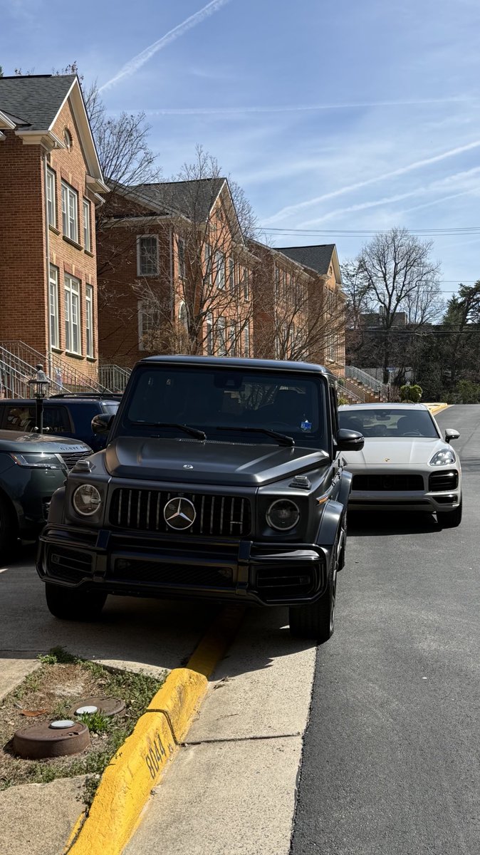 bbgpickle22's tweet photo. For people who thinks I’ll cry being down 150-200k my driveway alone is just $350k with of cars that depreciate the fastest lol https://t.co/Wjl7PecjZZ