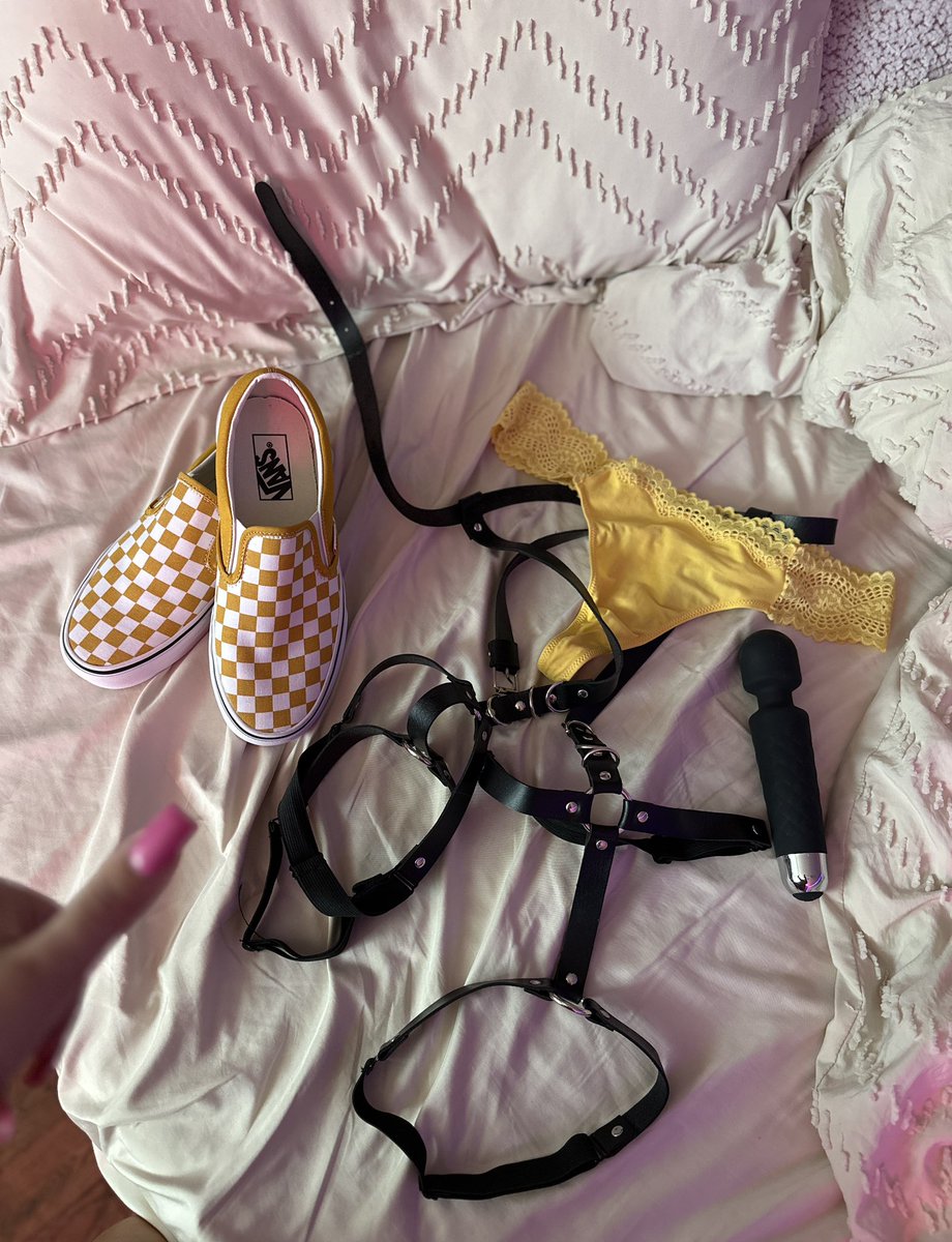 bbygabss__'s tweet photo. fit check for today https://t.co/16Hxxn39O1