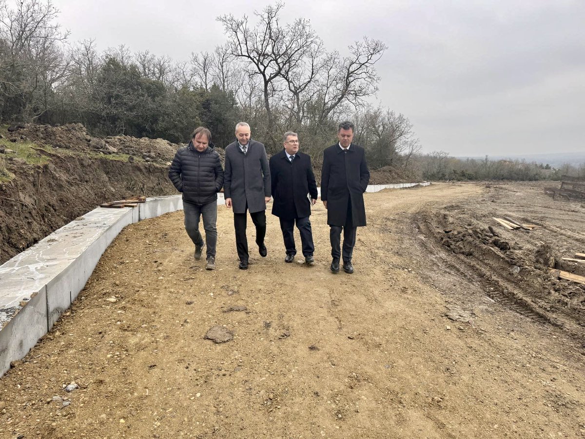 asarikurt's tweet photo. 🌿🐶 Ağırmeşe - Esetçe mevkiinde hayata geçireceğimiz Doğal Yaşam Alanı Projemiz kapsamında; Başkan Yardımcılarımız Adnan Kum ve Hakan Öztürk ile birlikte alanda incelemelerde bulunduk.

🐾 Doğal yaşam alanımızın 1. etap inşası devam ediyor. Yaklaşık 20 dönümlük alanda, 1500 köpek kapasitesiyle hizmet verecek bu önemli projede; bakımevimizde kısırlaştırılan ve sahiplendirilemeyen can dostlarımız, orman içerisinde doğal ortamlarında yaşamlarını sürdürecek.

📈 İhtiyaca göre alanın 75 dönüme kadar genişletilmesiyle kapasitenin 7500 köpeğe çıkarılması planlanıyor.

🗓️ Projemizi haziran ayında tamamlamayı hedefliyoruz.

🫶🏻 Çorlu’muz için üretmeye, can dostlarımız için daha iyisini yapmaya devam edeceğiz.