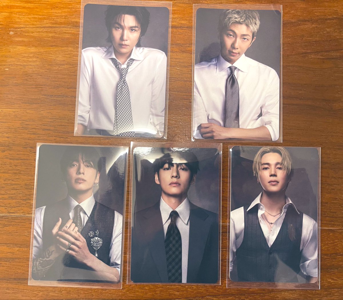 Japan 他店舗特典
ユニバ特典
JP weverseラキドロ
JP weverse 特典

ワイには珍しく自引きで揃いまちた^_−☆

他店舗(タワレコ)特典のビジュみんなやばすぎやしないかい？
(〃*´෴`*)⸜❤︎⸝‍ﾊｧﾊｧ