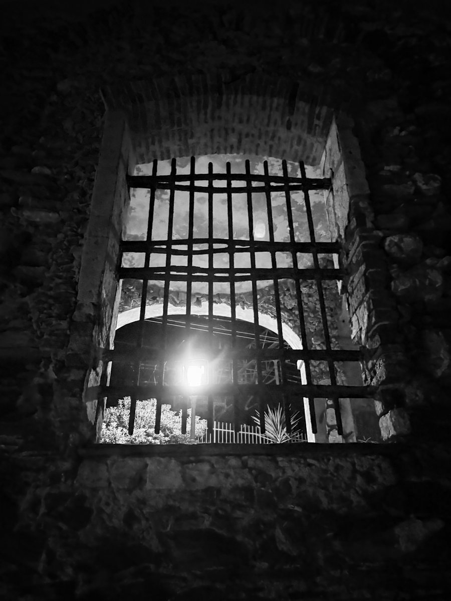 Alonein43672278's tweet image. #photography #blackandwhite #window #light