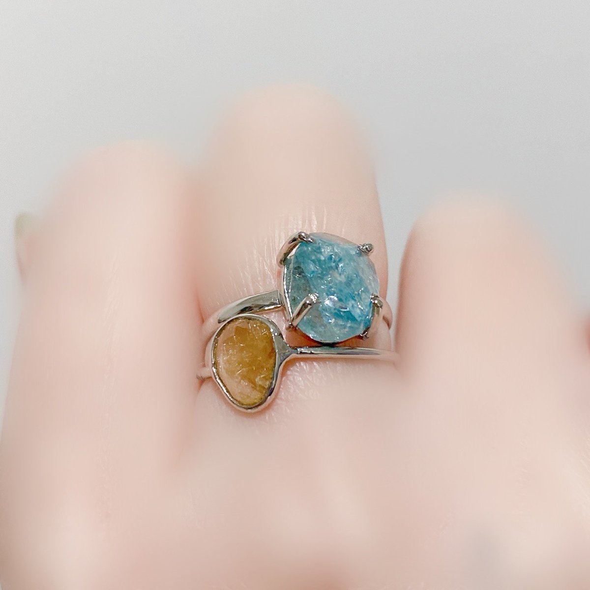 ひらたいローズカットが先生っぽ〜いとなった⊃″ー儿ド儿于儿のリングとでけえ石がｶﾞｺｯとハマってるのが弟子くんのコアっぽ〜いとなった┐″儿ージ儿⊃冫のリング、手中(in彡礻ラ儿マ儿シェ)