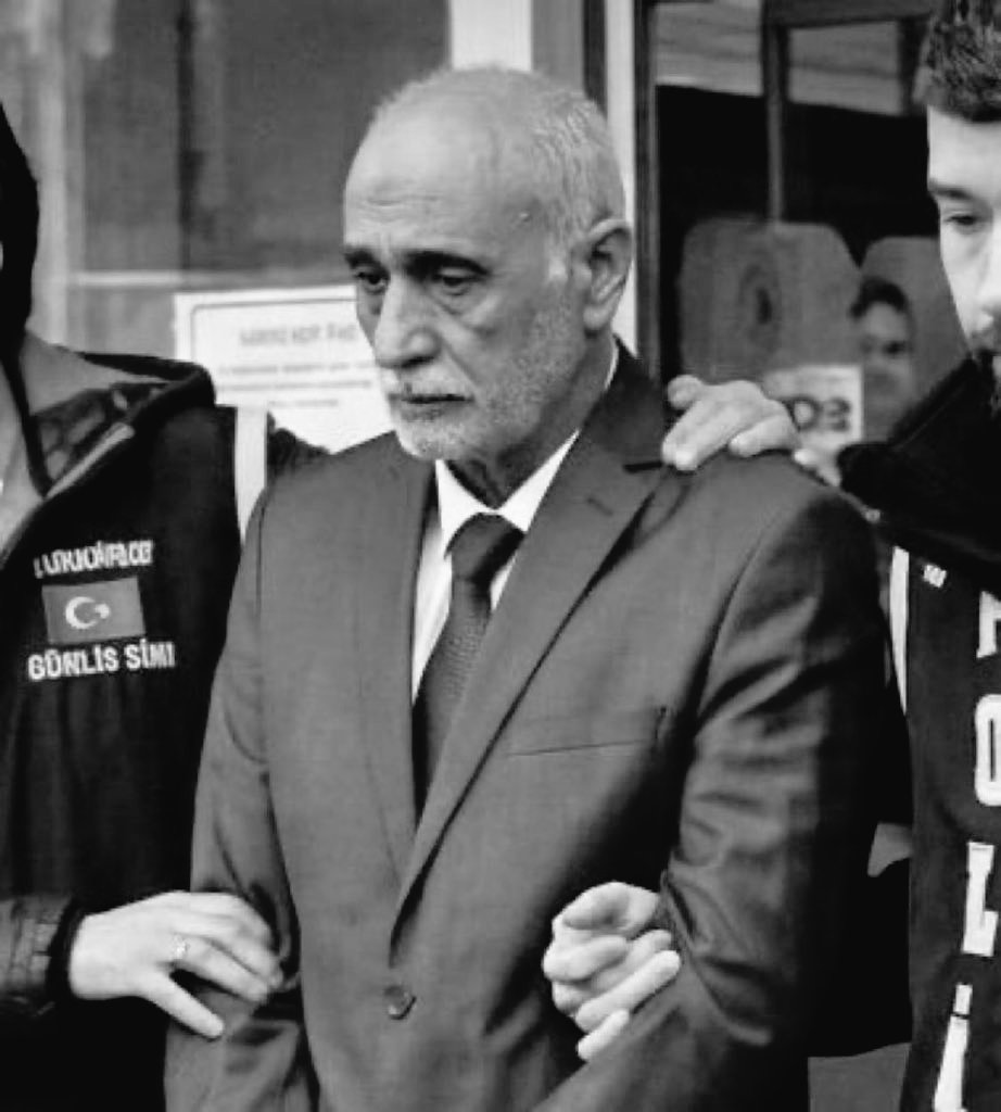 Bu adam 
Katil mi 
Terörist mi
Tecavüzcü mü
Hırsız mı ki elleri Kelepçeli..

Suçu ne ??