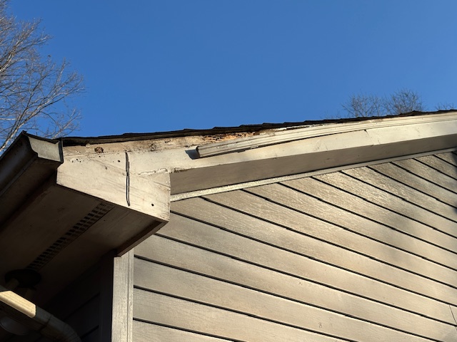 Mc_Toolman's tweet photo. Rotten wood and fascia, can be rather unsightly on the exterior of your home.  @Mc_Toolman replaced the wood with new PVC trim and look at the difference on this home!  Have some exterior rotten wood? Contact us today to get on our spring calendar. 
https://t.co/8EoTV3ZUIW https://t.co/blOuZBTgtK