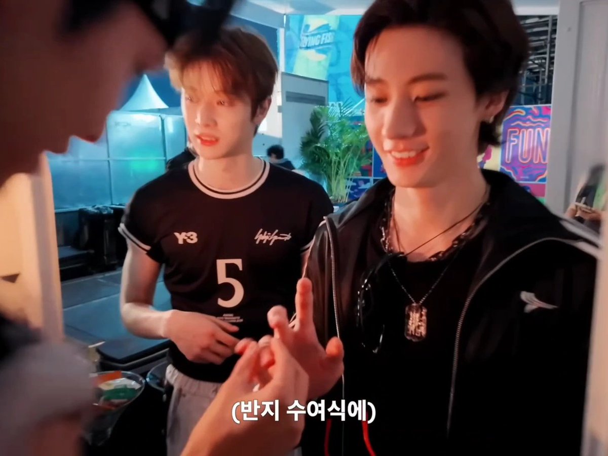 เออๆไปเสิชมาละมันคือกล่องใส่เครื่องประดับที่พลิกได้ ซึ่งแปลว่าเปนกล่องเปล่า ส่วนแหวนที่ใส่มานั้น แปลซิ๊ๆๆๆๆๆ